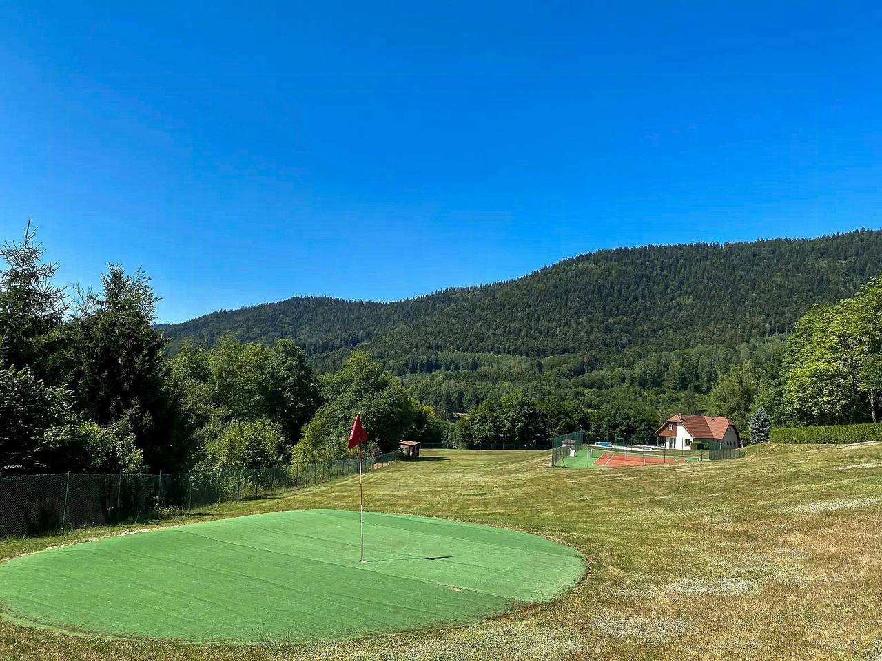 Landhaus mit Pool, Tennis und drei Golfabschlägen in Le Saulcy, Sankt Didel