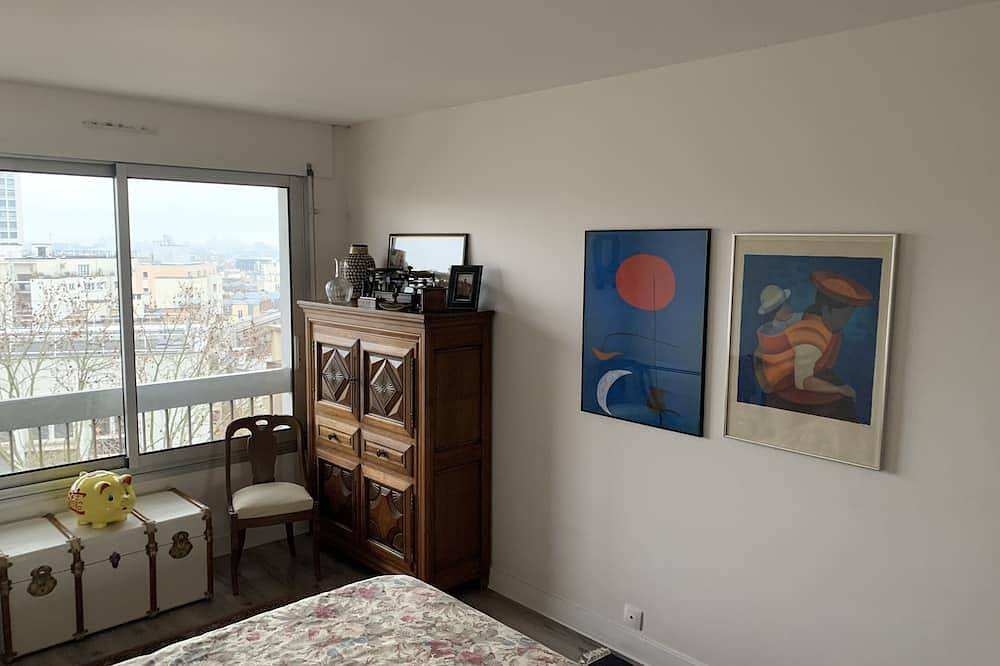 2-Zimmerwohnung im Hochparterre mit Blick auf ganz Paris und sonnigem Balkon. Buttes Chaumont in Paris, Ile de France