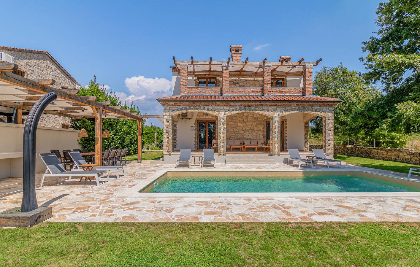 Geräumige 150 m² große Wohnung mit Pool, WLAN und Terrasse in der Nähe des Zentrums von Jursici in Jursici, Svetvinčenat