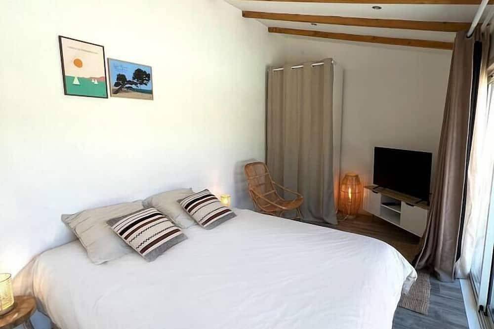 Villa with swimming pool for 12 people near hyères. in La Crau, Toulon region