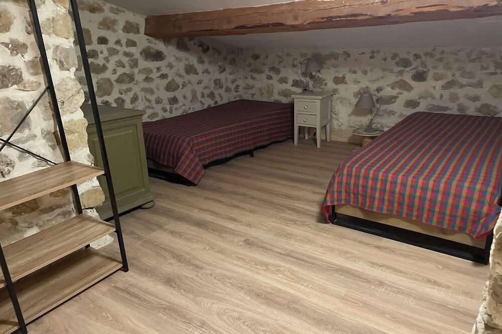 Gîte dans superbe mas en pierres cadre idyllique  , situé à 10 mn des plages. in Le Castellet, Région de Toulon