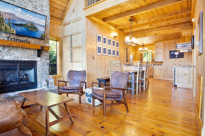 Vacation rental for 10 people, with hot tub and balcony, with pets in Lake Keowee