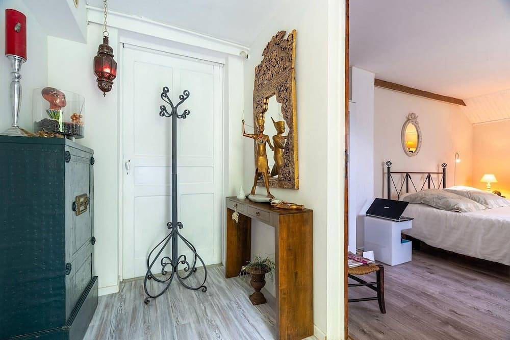 Majestic holiday home in Laroque with hot tub in Ganges, Lodève region
