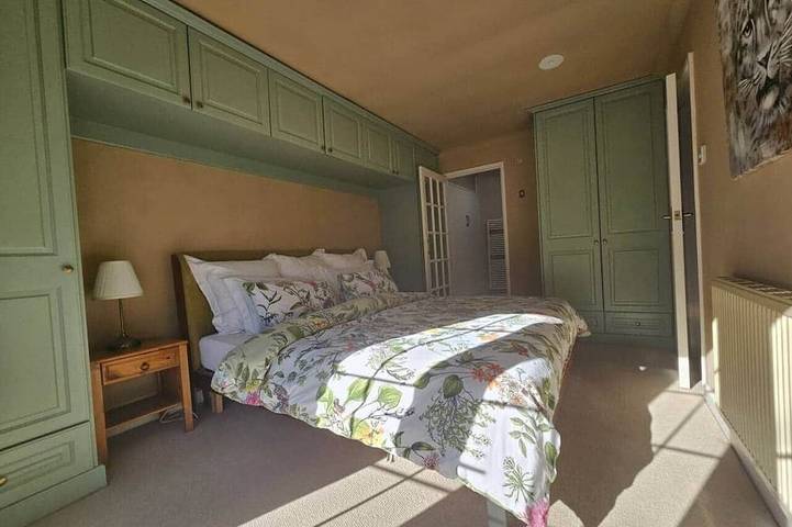 Queen Anne Cottage in Worplesdon, Guildford