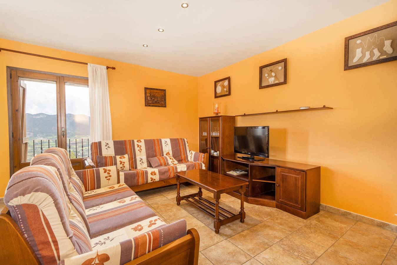 Appartement entier, Appartement 'Xisqueta' avec vue sur la montagne, jardin privé et Wi-Fi in Valle de Lierp, Pyrénées espagnoles