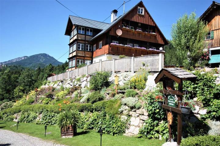 Ferienwohnung für 3 Personen, mit Terrasse und Garten sowie Pool und Ausblick