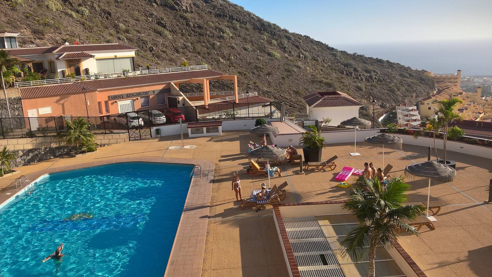 Ganze Wohnung, Ferienwohnung '3 Schlafzimmer Beheizter Pool' mit Meerblick, Privater Terrasse & Wlan in Adeje, Teneriffa Süd