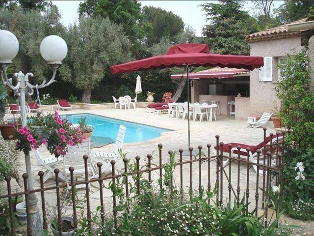 Chambre d’hôte pour 2 personnes, avec Terrasse ainsi que Jardin et Piscine à Antibes