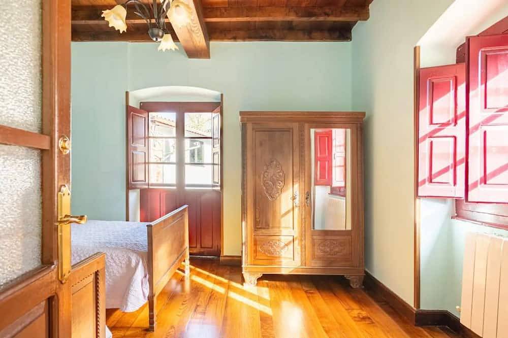 Casa muy amplia en el centro de Asturias in Candamo, Costa Verde