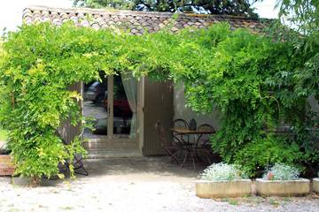 Appartement de vacances pour 4 personnes, avec piscine ainsi que jardin et terrasse, animaux acceptés dans les Bouches-du-Rhône