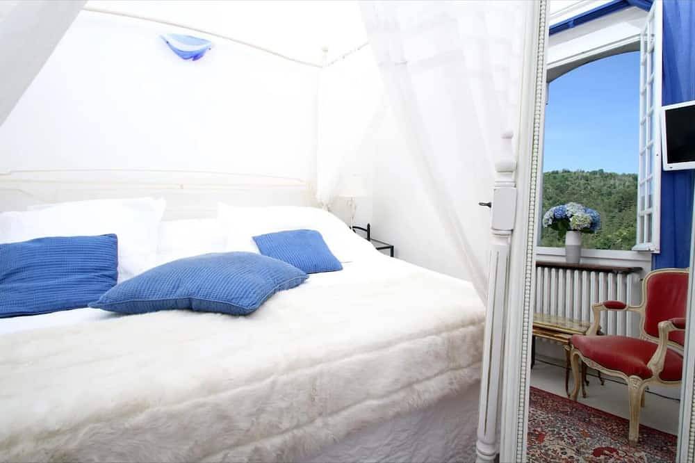 Appartement entier, Studio « Méditerranée » avec vue sur la montagne, piscine partagée et Wi-Fi in Vals-les-Bains, Parc naturel régional des Monts d'Ardèche