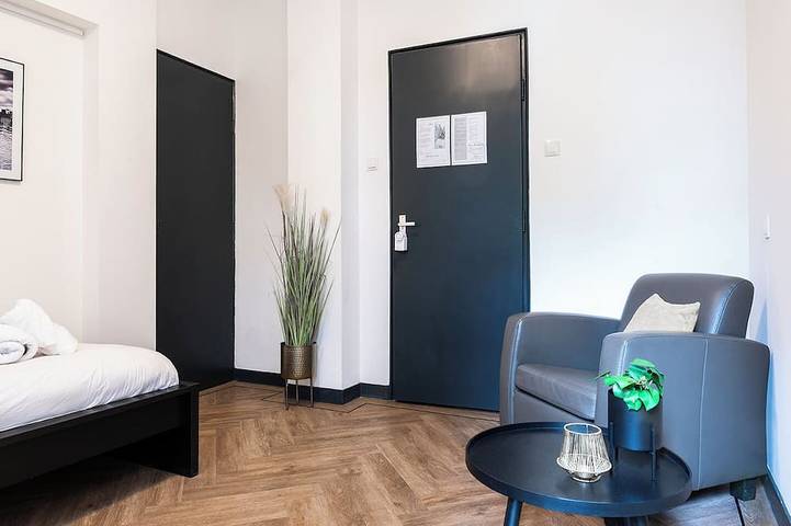 Ganze Wohnung, Unsere Unterkunft bietet eine einfache Einrichtung und ein Waschbecken im Zimmer für Ihren Alltag. in Tilburg, Nordbrabant
