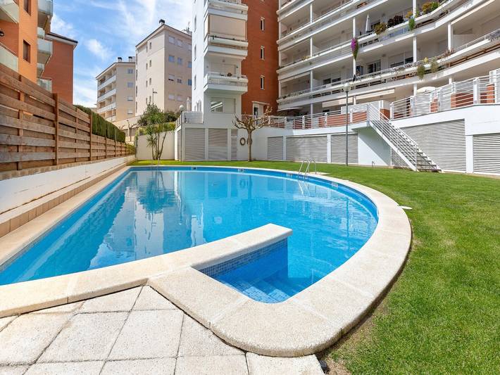 Apartamento para 4 personas, con Terraza además de Jardín y Piscina en Fenals