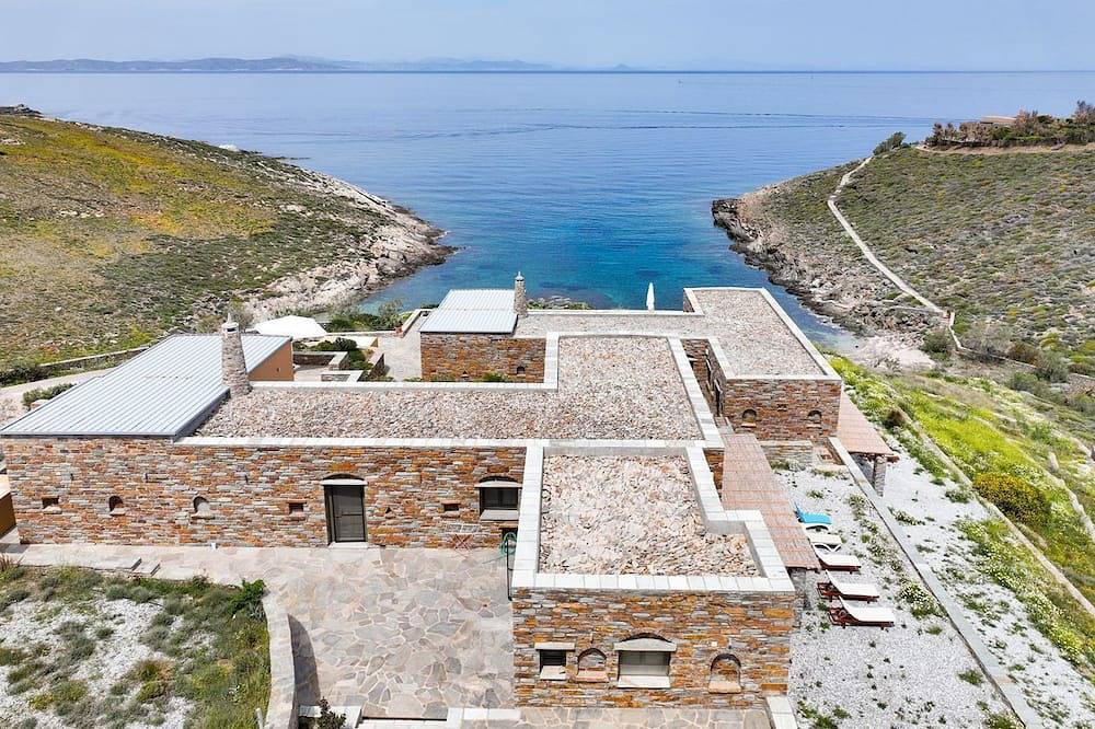 Villa Lena:Beachfront Villa 70 m to sandy isolated Beaches C/spa outdoor jacuzzi in Kea