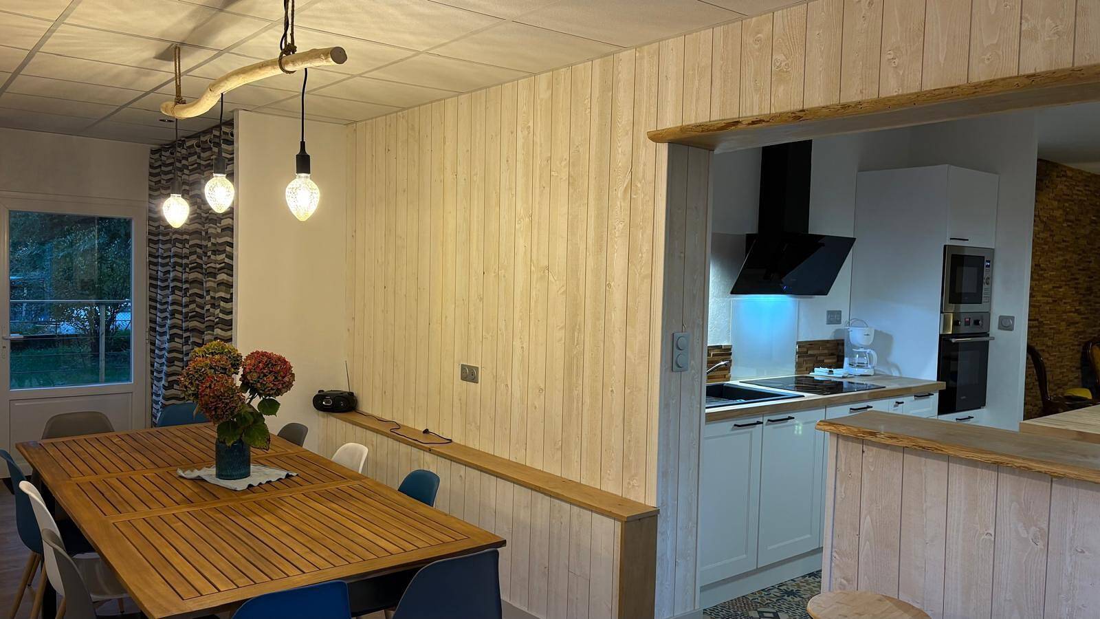 Gîte Les Pivoines avec terrasse privée, Wi-Fi et climatisation in Saint-Robert, Région de Brive-la-Gaillarde