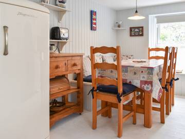 Log Cabin for 6 People in Gorran Haven, South West England, Photo 3