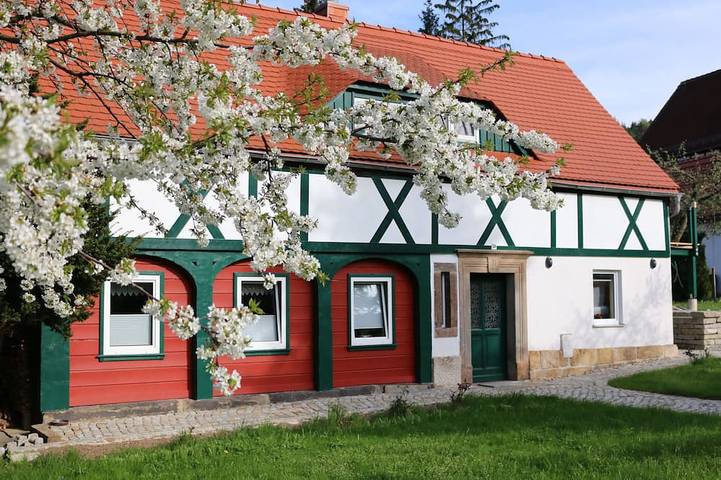 Ferienhaus für 4 Personen, mit Whirlpool und Terrasse sowie Garten in Jonsdorf