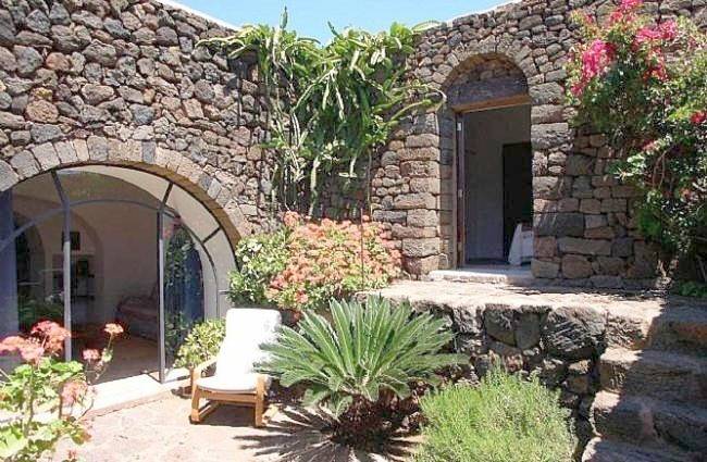 Casa vacanza per 4 persone, con panorama e giardino in Isola di Pantelleria (Italia)