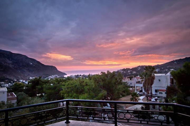 Location de vacances pour 7 personnes, avec jardin et jacuzzi, adapté aux familles dans Panormos