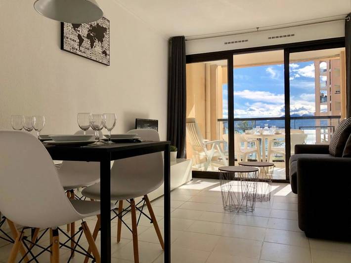 Gîte pour 4 personnes, avec terrasse et vue ainsi que piscine et jardin, animaux acceptés dans Office De Tourisme Cannes La Bocca - 3