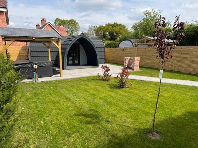 Glamping for 2 people, with Terrace and Hot tub as well as Garden in Chester