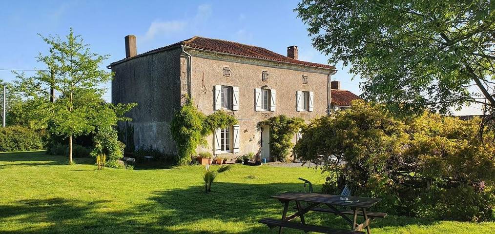 Chambre d’hôte pour 6 personnes, avec Jardin ainsi que Piscine et Vue à Le Beugnon