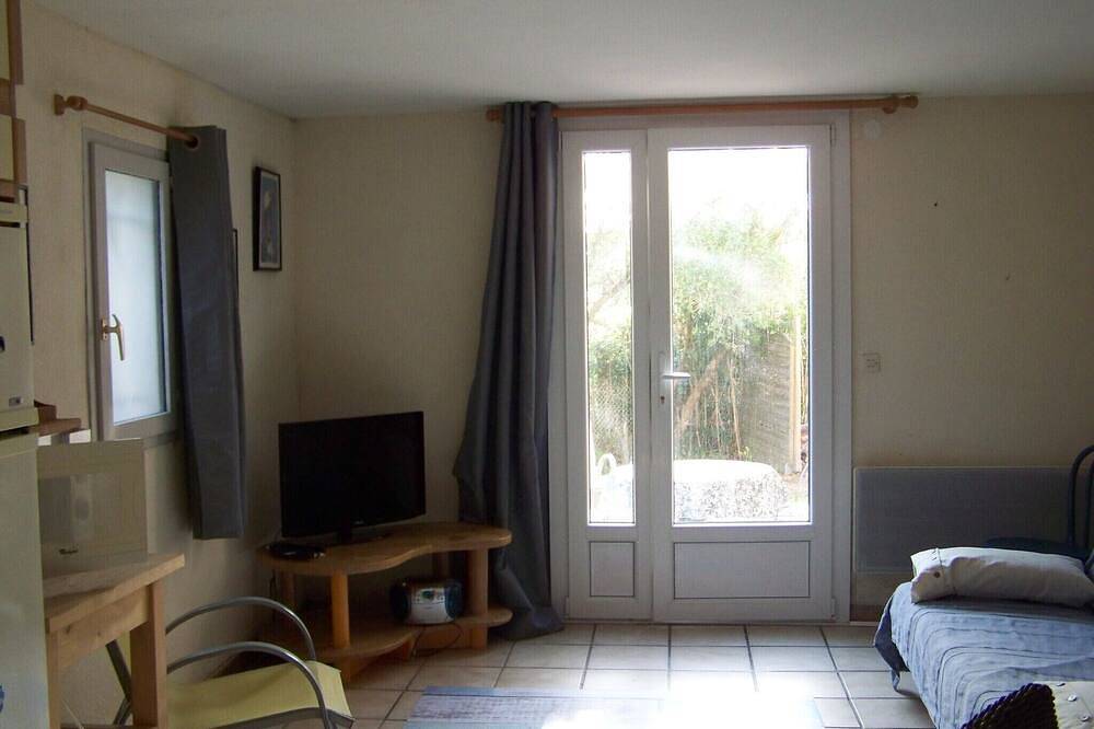 Located on the Giens peninsula, T3 single-storey apartment with garden in La Madrague, Hyeres