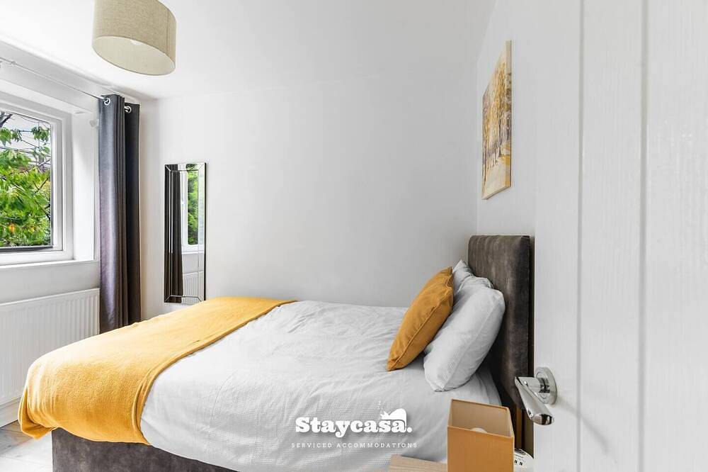 Spacious 2Br Home w/ Garden | 2-Min Walk to Town in Stockport, Greater Manchester