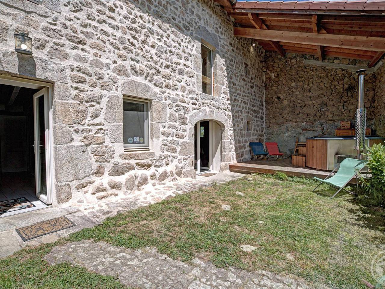Gîte de charme à Usson-en-Forez avec bain nordique et confort haut de gamme in Usson-en-Forez, Montbrison