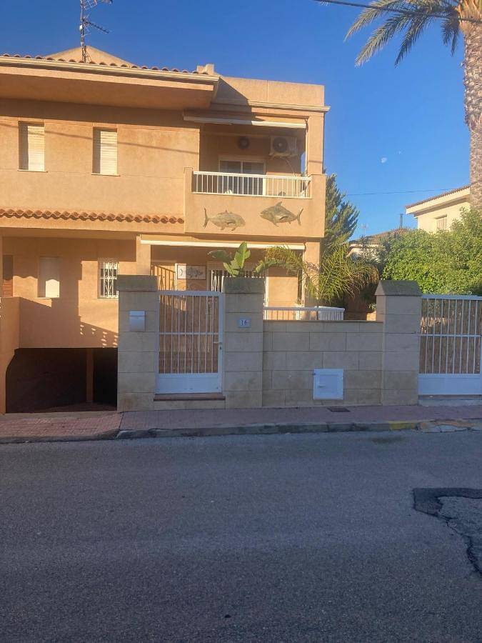 Apartamento para 10 personas, con jardín además de vistas y piscina en Calabardina