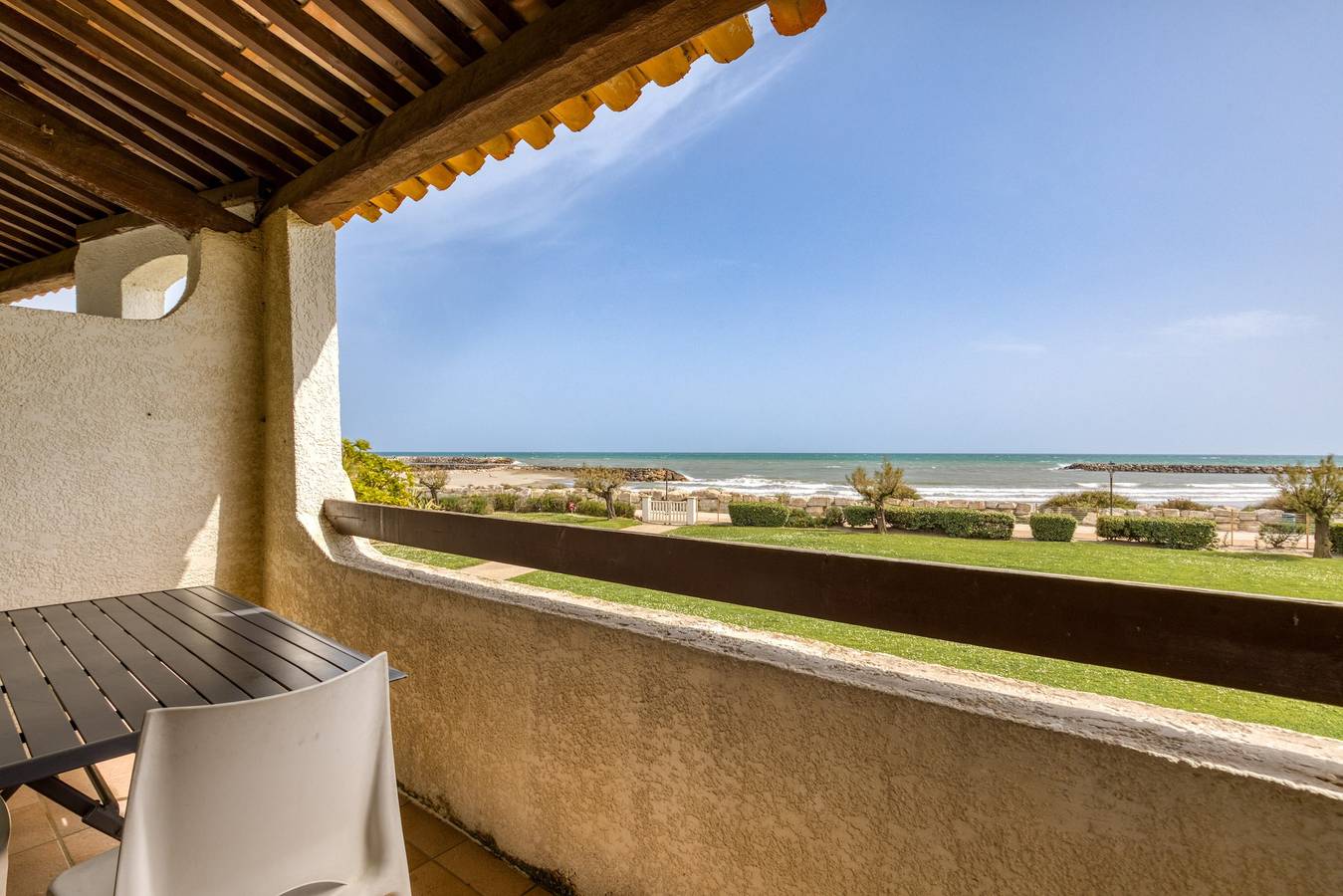 Appartamento intero, Appartamento fronte mare: vista mare, balcone, accesso diretto alla spiaggia in Saintes-Maries-de-la-Mer, Costa mediterranea (Francia)