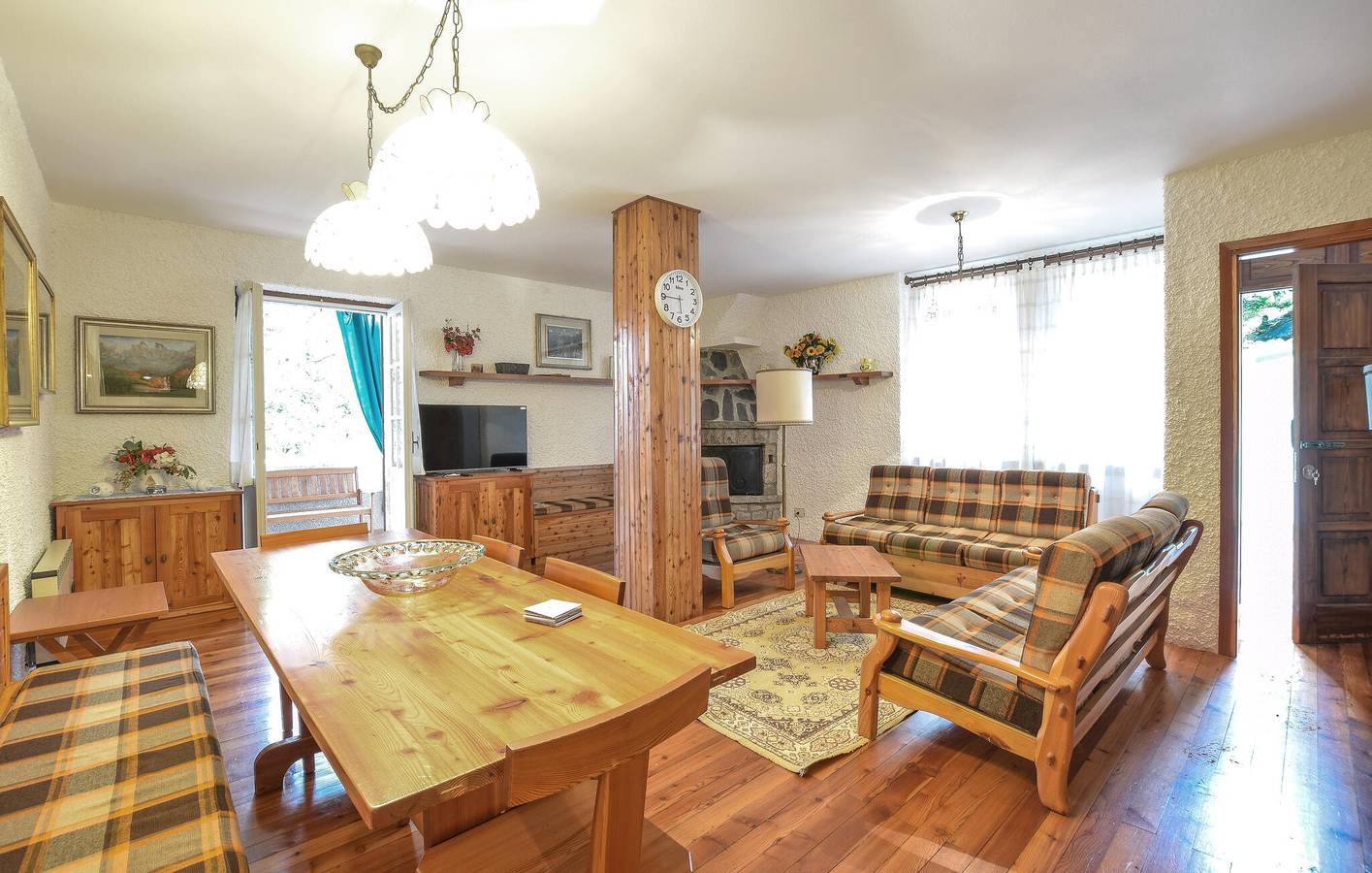 Ganze Ferienwohnung, Gemütliche Wohnung mit Parkplatz und Garten, 2 km von Roncobello in Roncobello, Bergamo Provinz