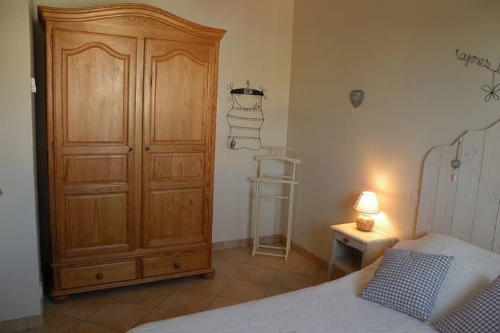 Location de vacances pour 4 personnes, avec terrasse et jardin à Landevieille - 2