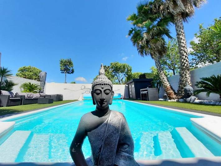 Maison de vacances pour 4 personnes, avec terrasse ainsi que jardin et piscine