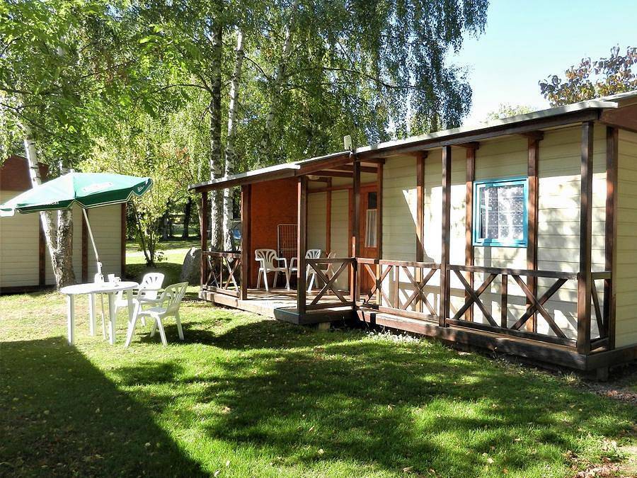 Camping du Colombier - Bungalow 6 personnes - Bungalow - 2 ch - D in Loubeyrat, Parc naturel régional des Volcans d'Auvergne