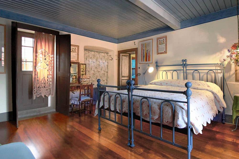 Seventeenth-century house on 2 floors, with Turkish bath and courtyards, 1km from Lake Orta. in Pella, Comune di Pella