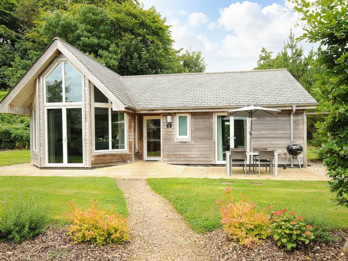 Lodge for 4 people, with garden and pool in Somerset