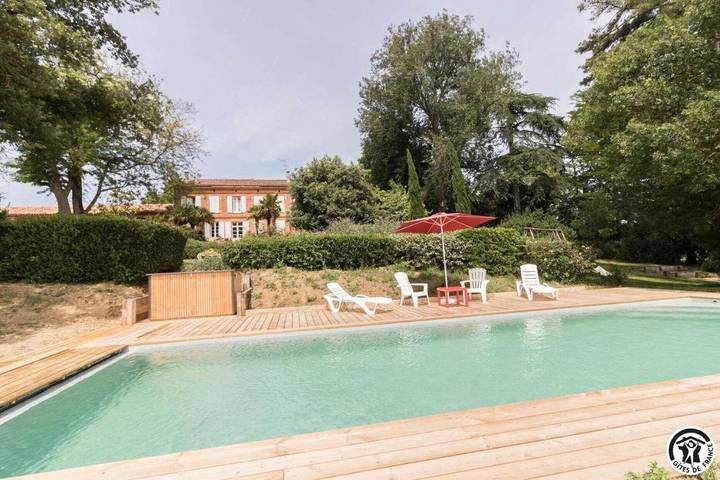 Location de vacances pour 8 personnes, avec piscine et jardin dans Aurin
