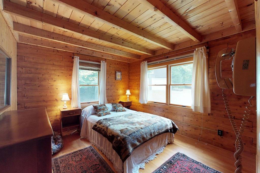 Schönes rustikales Haus mit Seeblick, Terrasse und Feuerstelle - zu Fuß zum Strand in Moosehead Lake