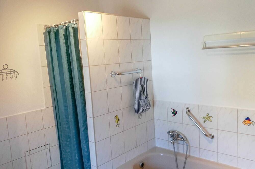 Ganze Wohnung, Ferienwohnung am Storchennest - Ferienwohnung in Bollewick, Müritz