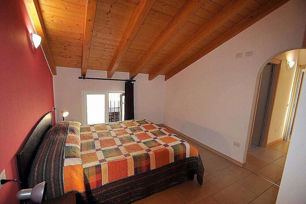 Casa Osmanto A: A cozy and welcoming apartment situated at a short distance from the shores of Lake Como, with Free Wi-Fi. in Vercana, Gemeinde Vercana