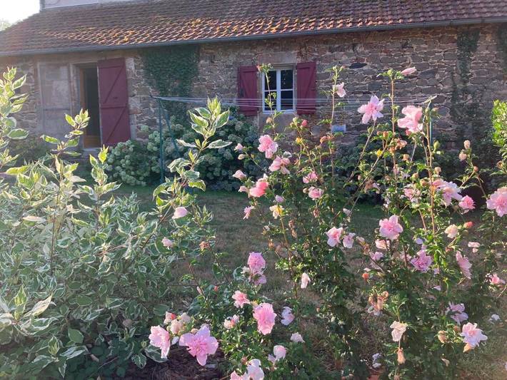 Location de vacances pour 2 personnes, avec Terrasse et Jardin ainsi que Piscine et Vue à Saint-Maurice-en-Quercy