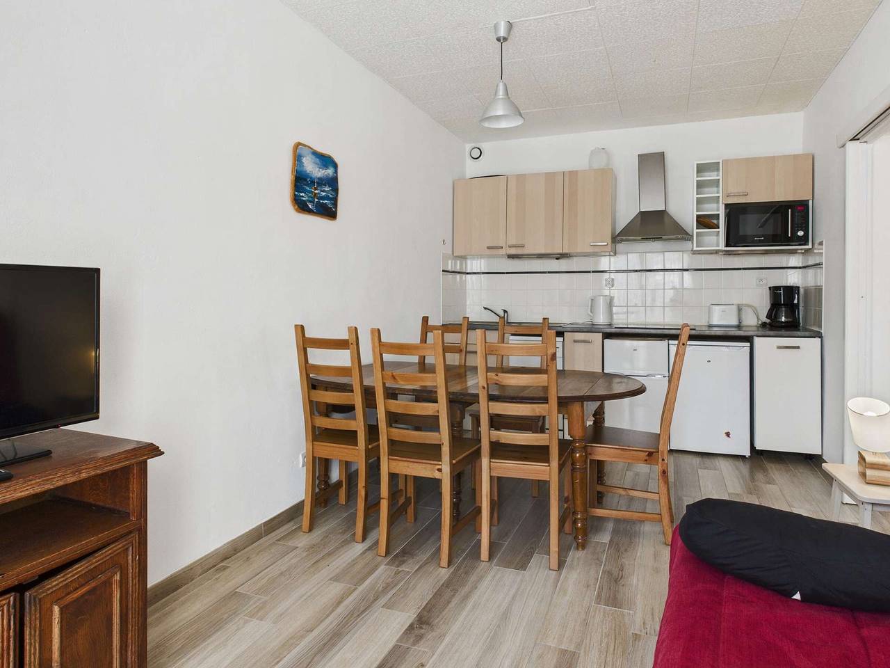 Entire apartment, Spacious 3-Room Apt for 6, near Beach & Shops, Balcony, Tv, Fully Equipped Kitchen in Grau d’Agde, Agde