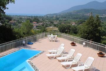 Gîte pour 2 personnes, avec vue et piscine ainsi que terrasse et jardin, animaux acceptés à Santa Marina