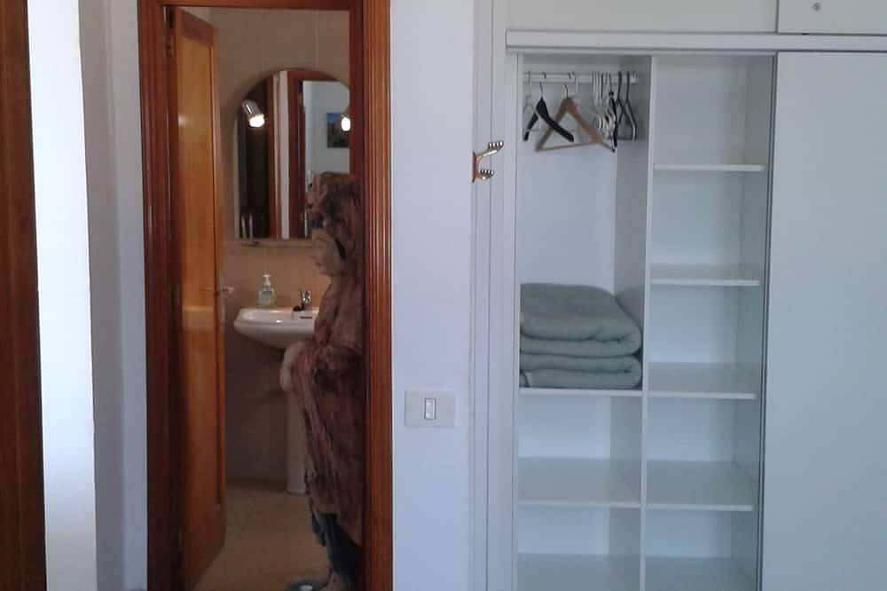 Entire apartment, Sleeps 2/4, Sea View. Wifi. Beach 400 meters. Peaceful gated complex with Pool in Puerto del Carmen, Tías