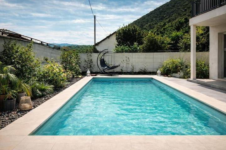 Maison de vacances pour 6 personnes, avec Balcon et Terrasse ainsi que Jardin et Piscine