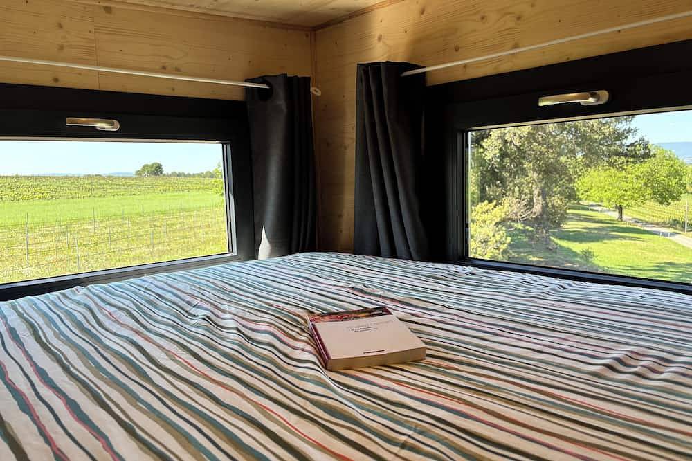 The Tiny House in the vineyards of Château de Vauclaire in Meyrargues, Region de Aix-en-Provence