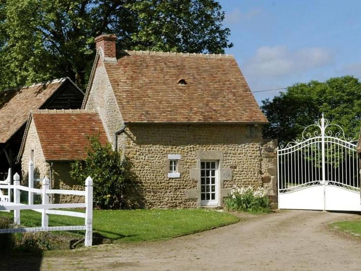 Gîte pour 2 personnes, avec terrasse et piscine à Maresché