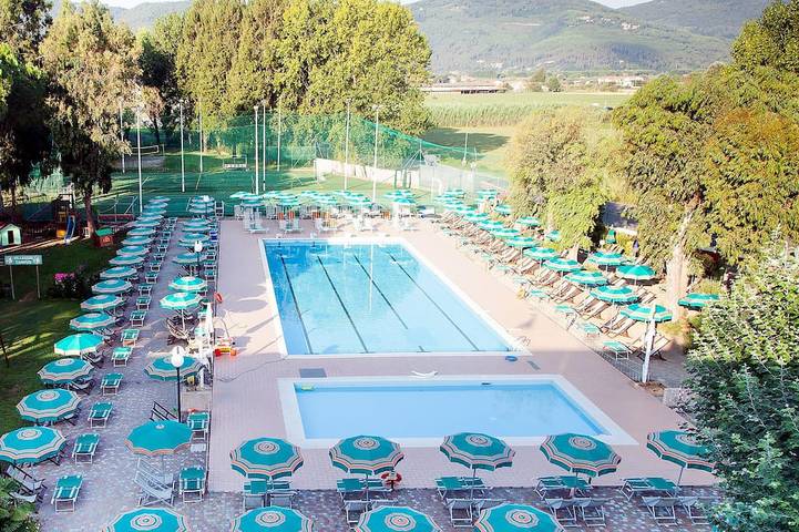 Ferienwohnung für 4 Personen, mit Balkon und Garten sowie Pool