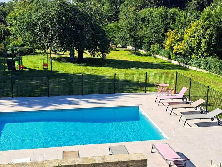 Location de vacances pour 2 personnes, avec piscine ainsi que terrasse et jardin à Plumelec